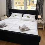 Cozy Comfort 2 Bedroom Apartment With Balcony